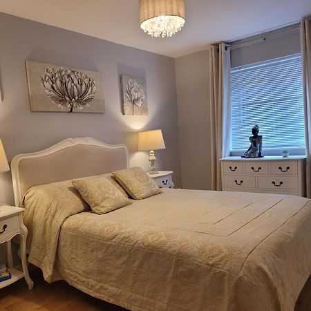 Three Bedroom Apartment By Beautiful Park 런던 외부 사진