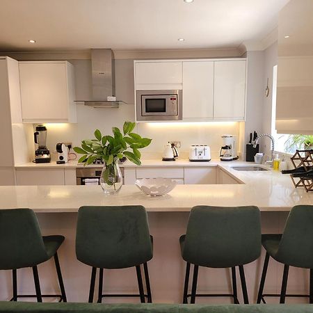 Three Bedroom Apartment By Beautiful Park 런던 외부 사진