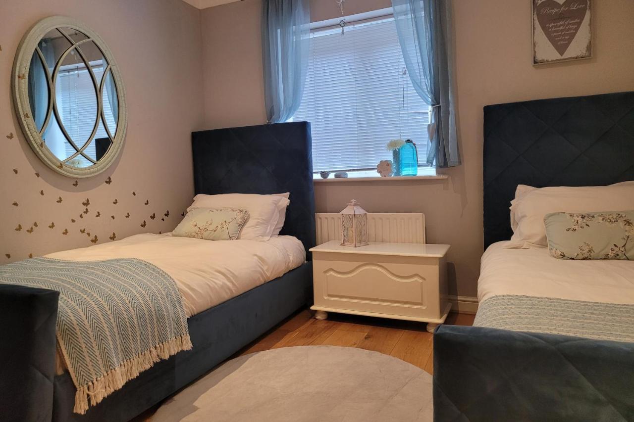 Three Bedroom Apartment By Beautiful Park 런던 외부 사진