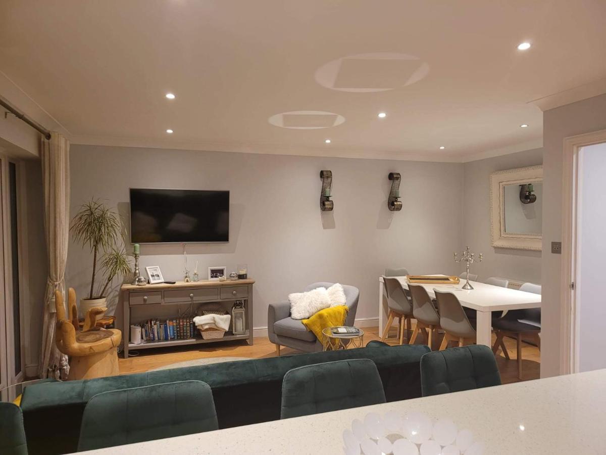 Three Bedroom Apartment By Beautiful Park 런던 외부 사진