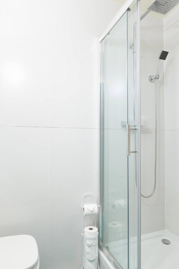 Three Bedroom Apartment By Beautiful Park 런던 외부 사진