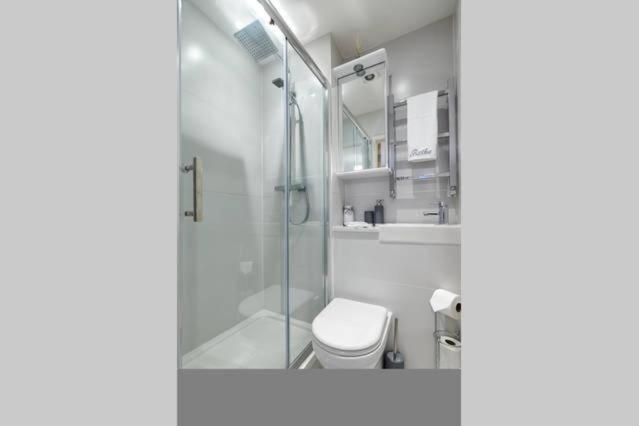 Three Bedroom Apartment By Beautiful Park 런던 외부 사진