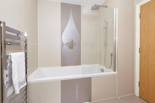 Three Bedroom Apartment By Beautiful Park 런던 외부 사진