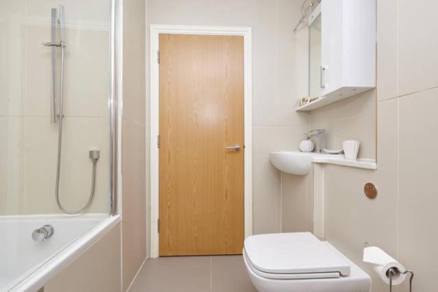 Three Bedroom Apartment By Beautiful Park 런던 외부 사진