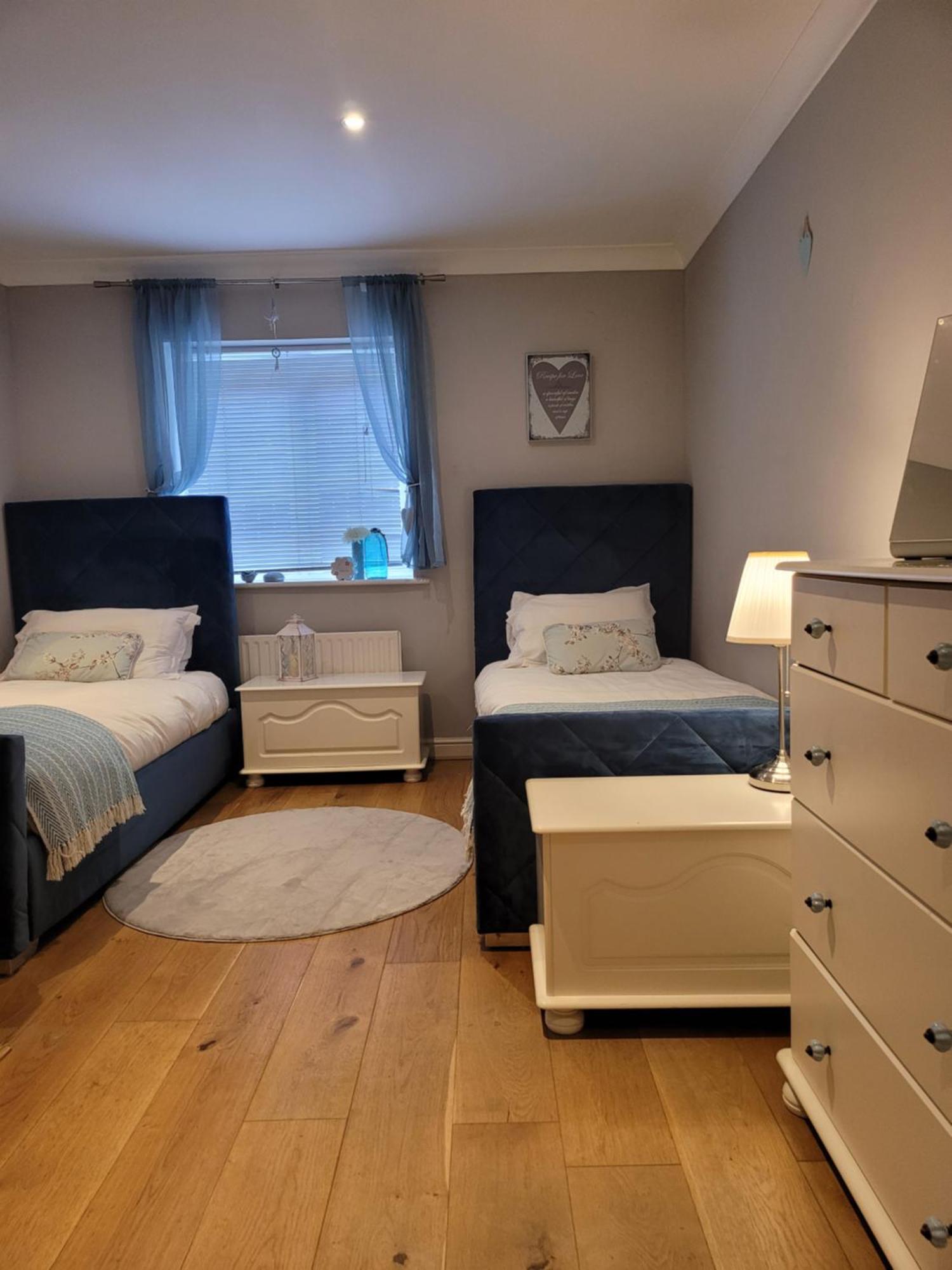 Three Bedroom Apartment By Beautiful Park 런던 외부 사진