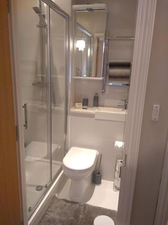 Three Bedroom Apartment By Beautiful Park 런던 외부 사진