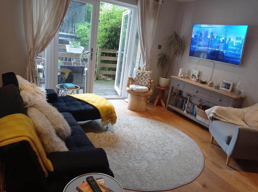 Three Bedroom Apartment By Beautiful Park 런던 외부 사진